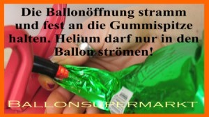 Ballon zum Befüllen mit Helium fest umschließen. Vermeiden Sie Verluste an Heliumgas.