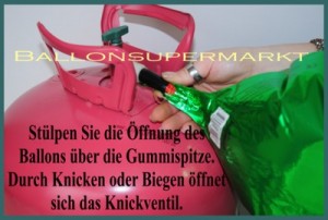 ballon-zum-fuellen-mit-helium-auf-das-knickventil-stuelpen Zur Befüllung des Ballons mit Helium stülpt man ihn auf die Gummispitze des Knickventils